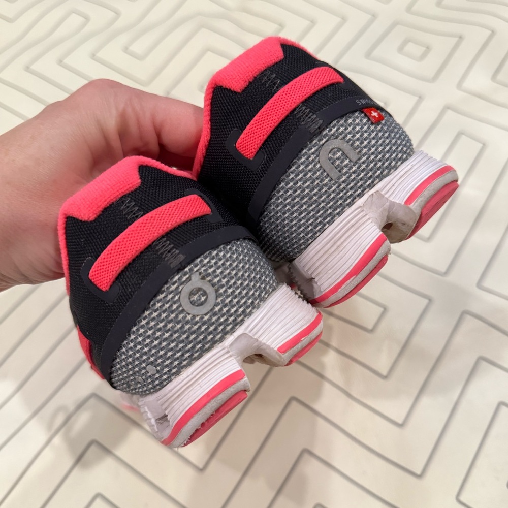 On Running Sneakers - Picture 11 of 16